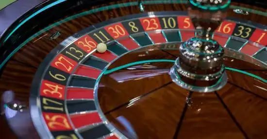 Antarmuka kontrol taruhan Wolf Gold dengan pilihan denominasi dan garis pembayaran